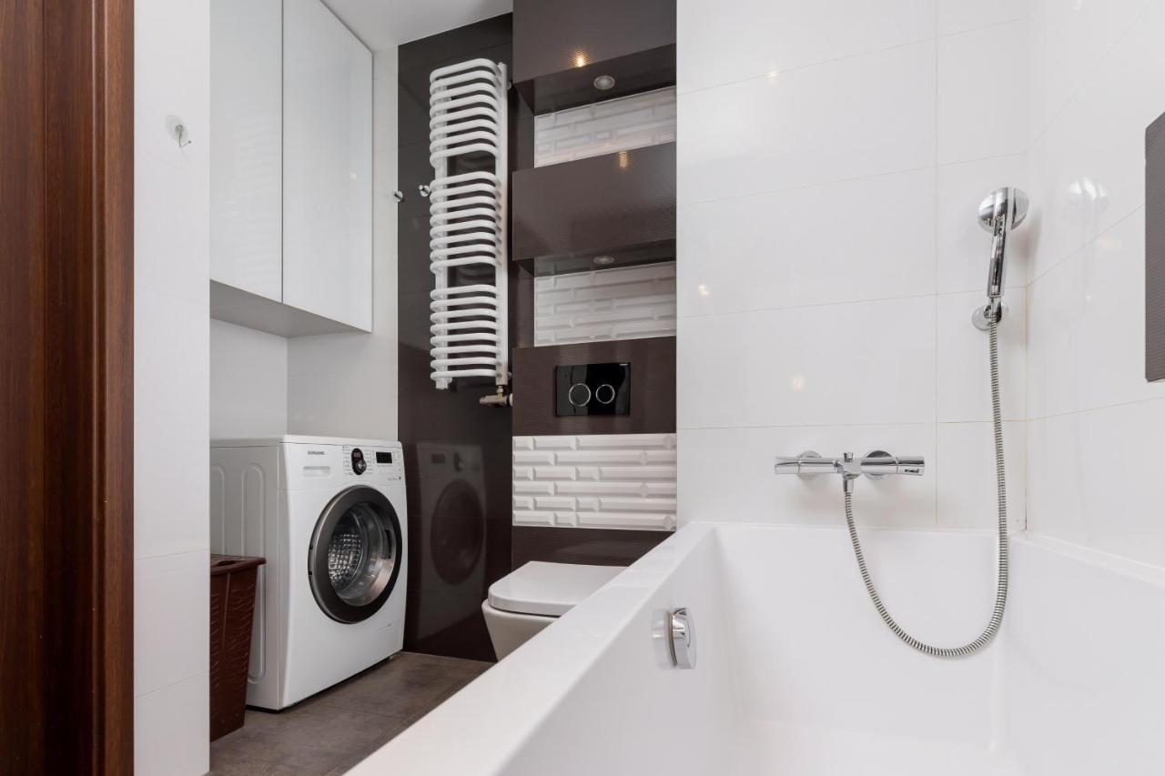 Avia Apartment Three Bedroom Two Balcony Ac & Parking By Noclegi Renters Kraków Eksteriør billede